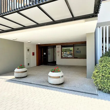 דירה Flat With Side Sea View ביביונה