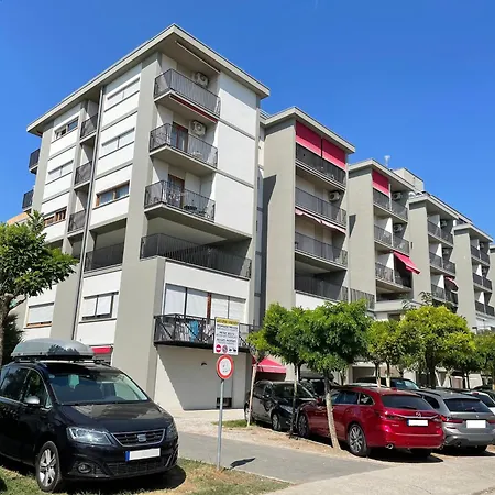 Flat With Side Sea View بيبيوني