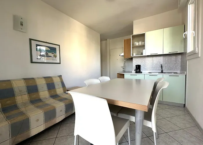 Flat With Side Sea View Appartement *